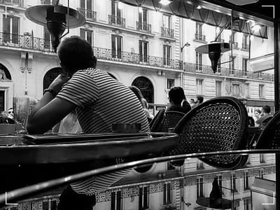 Hombre extraviado en un restaurante | Héctor Lira